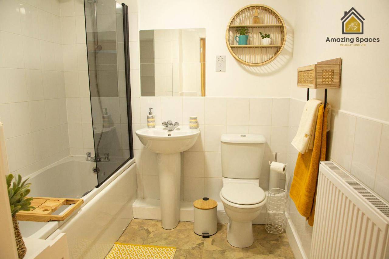 Executive 2 Bed Flat In Stockton Heath By Amazing Spaces Relocations Ltd 워링턴 외부 사진